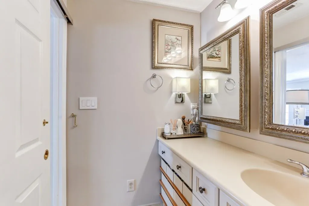 613 Granville Court, Sandy Springs, Georgia 30328, 2 Bedrooms Bedrooms, ,2 BathroomsBathrooms,Residential,Sold,613 Granville Court,6516403