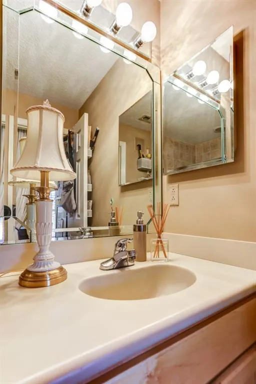 613 Granville Court, Sandy Springs, Georgia 30328, 2 Bedrooms Bedrooms, ,2 BathroomsBathrooms,Residential,Sold,613 Granville Court,6516403