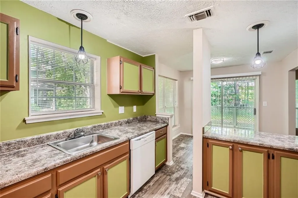 6822 Glenridge Drive Unit A, Sandy Springs, Georgia 30328, 2 Bedrooms Bedrooms, ,2 BathroomsBathrooms,Residential,Sold,6822 Glenridge Drive Unit A,7397831