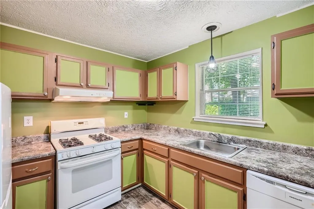 6822 Glenridge Drive Unit A, Sandy Springs, Georgia 30328, 2 Bedrooms Bedrooms, ,2 BathroomsBathrooms,Residential,Sold,6822 Glenridge Drive Unit A,7397831