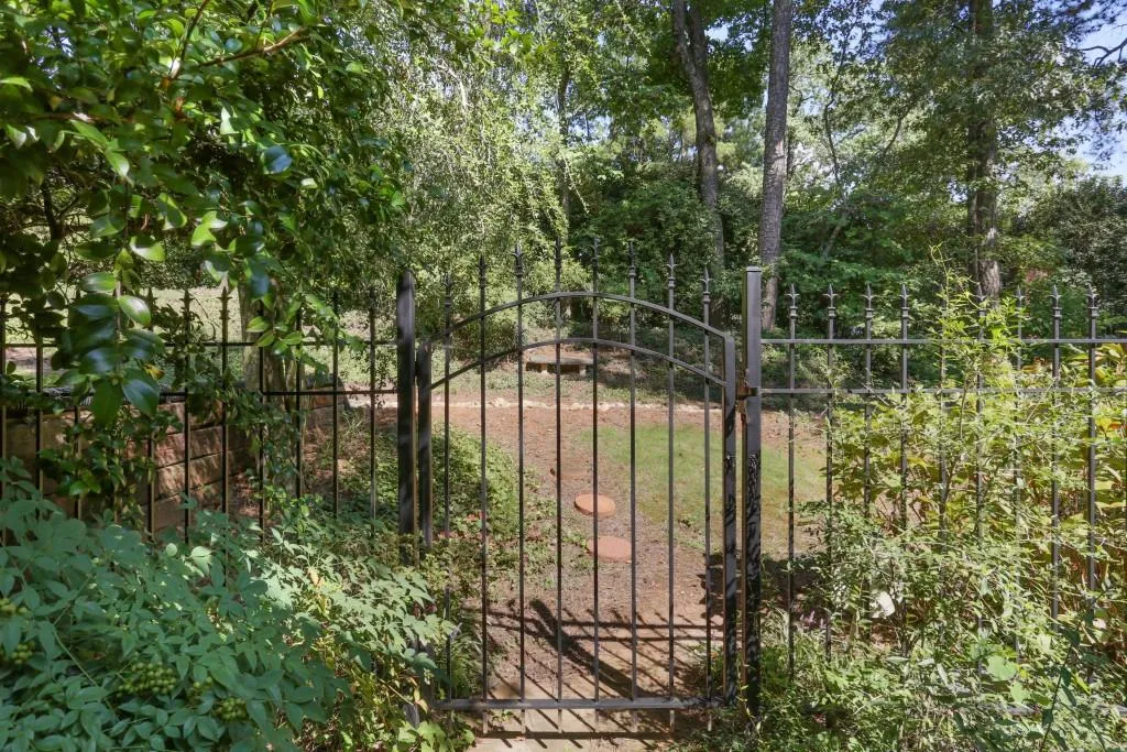 405 The North Chace Unit J5, Sandy Springs, Georgia 30328, 3 Bedrooms Bedrooms, ,3 BathroomsBathrooms,Residential,Sold,405 The North Chace Unit J5,5744281