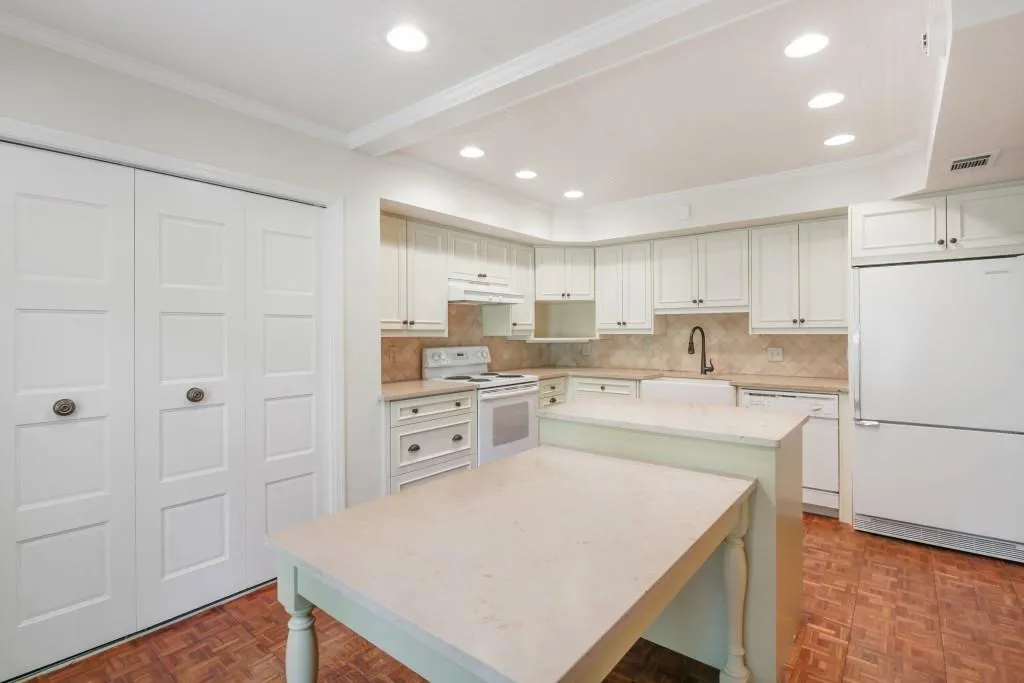 405 The North Chace Unit J5, Sandy Springs, Georgia 30328, 3 Bedrooms Bedrooms, ,3 BathroomsBathrooms,Residential,Sold,405 The North Chace Unit J5,5744281