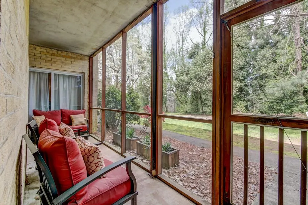 5400 Roswell Road Unit M9, Sandy Springs, Georgia 30342, 2 Bedrooms Bedrooms, ,2 BathroomsBathrooms,Residential,Sold,5400 Roswell Road Unit M9,5991017