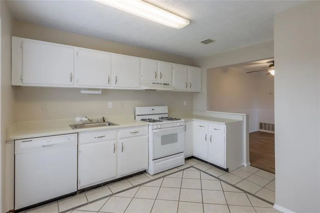208 Woodcliff Drive, Sandy Springs, Georgia 30350, 2 Bedrooms Bedrooms, ,2 BathroomsBathrooms,Residential,Sold,208 Woodcliff Drive,6838912