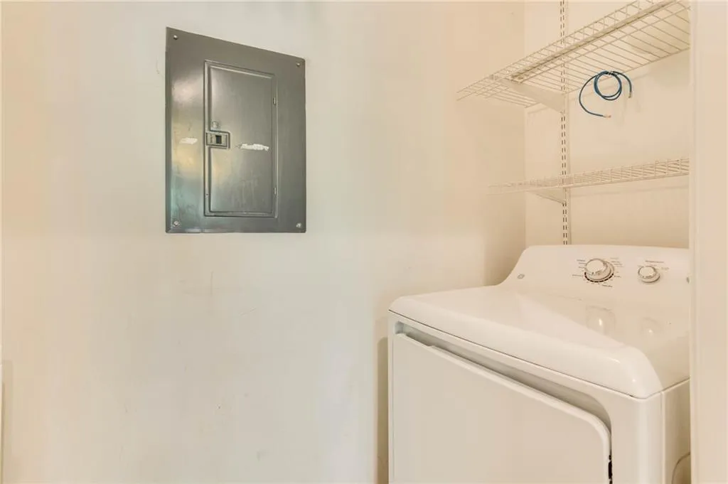 5641 Roswell Road Unit 212, Sandy Springs, Georgia 30342, 1 Bedroom Bedrooms, ,1 BathroomBathrooms,Residential,Sold,5641 Roswell Road Unit 212,6926825