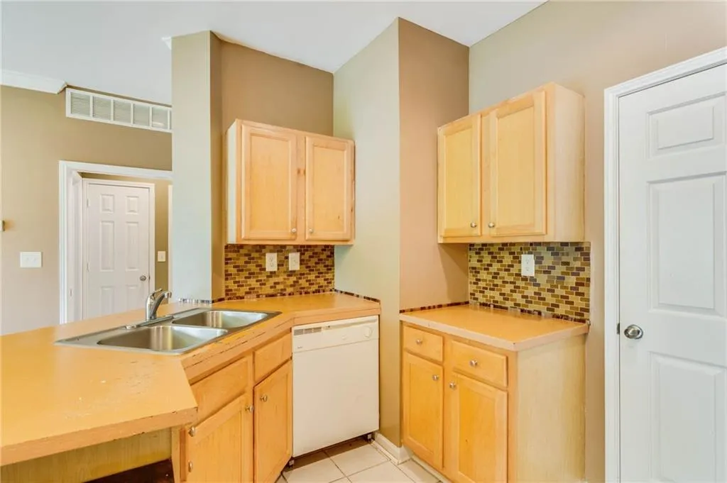 5641 Roswell Road Unit 212, Sandy Springs, Georgia 30342, 1 Bedroom Bedrooms, ,1 BathroomBathrooms,Residential,Sold,5641 Roswell Road Unit 212,6926825