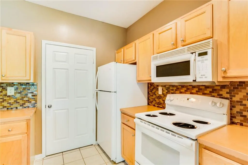 5641 Roswell Road Unit 212, Sandy Springs, Georgia 30342, 1 Bedroom Bedrooms, ,1 BathroomBathrooms,Residential,Sold,5641 Roswell Road Unit 212,6926825