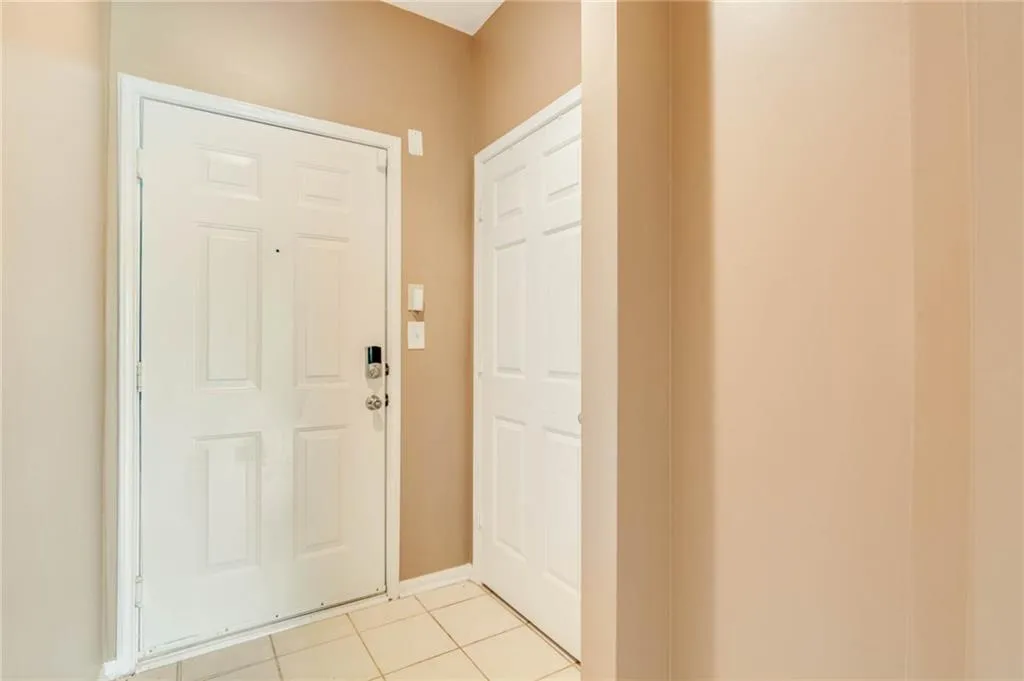 5641 Roswell Road Unit 212, Sandy Springs, Georgia 30342, 1 Bedroom Bedrooms, ,1 BathroomBathrooms,Residential,Sold,5641 Roswell Road Unit 212,6926825