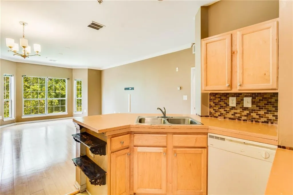 5641 Roswell Road Unit 212, Sandy Springs, Georgia 30342, 1 Bedroom Bedrooms, ,1 BathroomBathrooms,Residential,Sold,5641 Roswell Road Unit 212,6926825