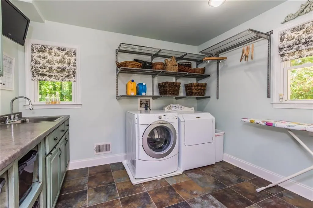 7583 Spalding Lane, Sandy Springs, Georgia 30350, 4 Bedrooms Bedrooms, ,3 BathroomsBathrooms,Residential,Sold,7583 Spalding Lane,5847987