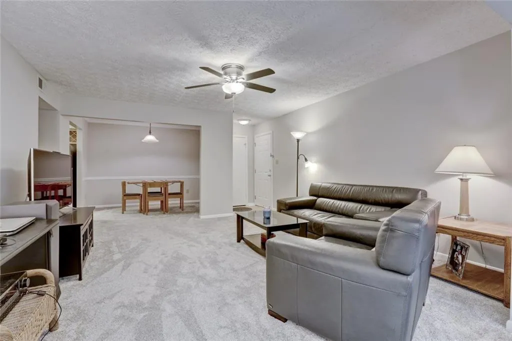 5149 Roswell Road Unit 2, Atlanta, Georgia 30342, 2 Bedrooms Bedrooms, ,2 BathroomsBathrooms,Residential,Sold,5149 Roswell Road Unit 2,5917860