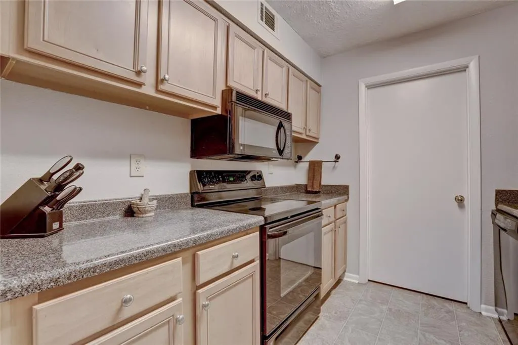 5149 Roswell Road Unit 2, Atlanta, Georgia 30342, 2 Bedrooms Bedrooms, ,2 BathroomsBathrooms,Residential,Sold,5149 Roswell Road Unit 2,5917860