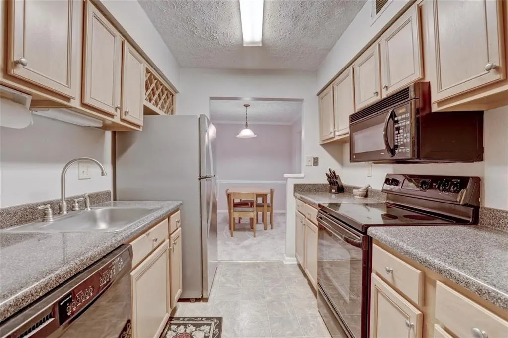 5149 Roswell Road Unit 2, Atlanta, Georgia 30342, 2 Bedrooms Bedrooms, ,2 BathroomsBathrooms,Residential,Sold,5149 Roswell Road Unit 2,5917860