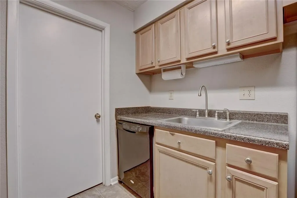 5149 Roswell Road Unit 2, Atlanta, Georgia 30342, 2 Bedrooms Bedrooms, ,2 BathroomsBathrooms,Residential,Sold,5149 Roswell Road Unit 2,5917860