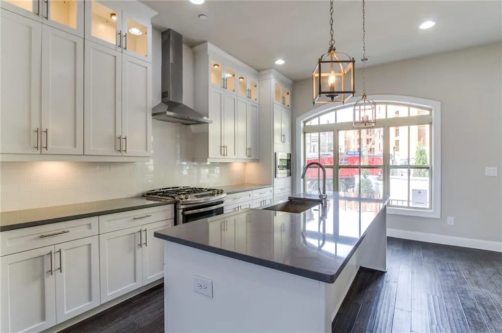 4204 Deming Circle Unit 120, Sandy Springs, Georgia 30342, 3 Bedrooms Bedrooms, ,3 BathroomsBathrooms,Residential,Sold,4204 Deming Circle Unit 120,5714881