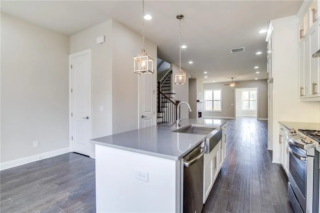 4204 Deming Circle Unit 120, Sandy Springs, Georgia 30342, 3 Bedrooms Bedrooms, ,3 BathroomsBathrooms,Residential,Sold,4204 Deming Circle Unit 120,5714881