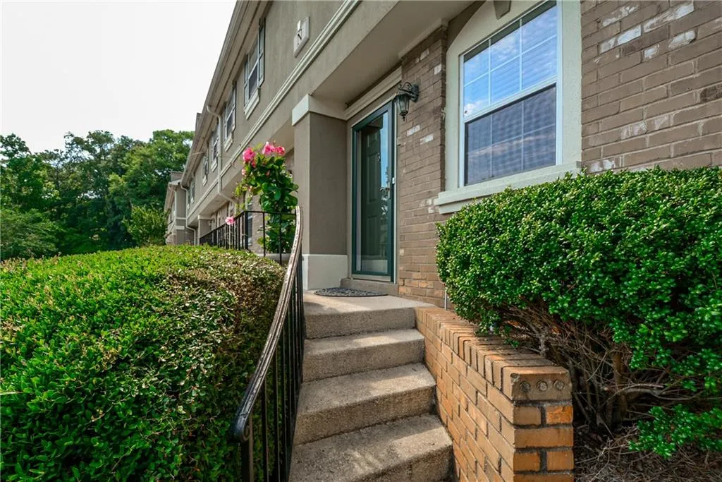 6900 Roswell Road Unit N10, Atlanta, Georgia 30328, 3 Bedrooms Bedrooms, ,3 BathroomsBathrooms,Residential,Sold,6900 Roswell Road Unit N10,5701320