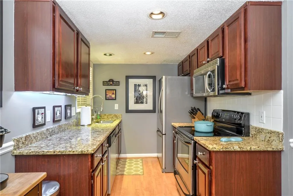 6900 Roswell Road Unit N10, Atlanta, Georgia 30328, 3 Bedrooms Bedrooms, ,3 BathroomsBathrooms,Residential,Sold,6900 Roswell Road Unit N10,5701320