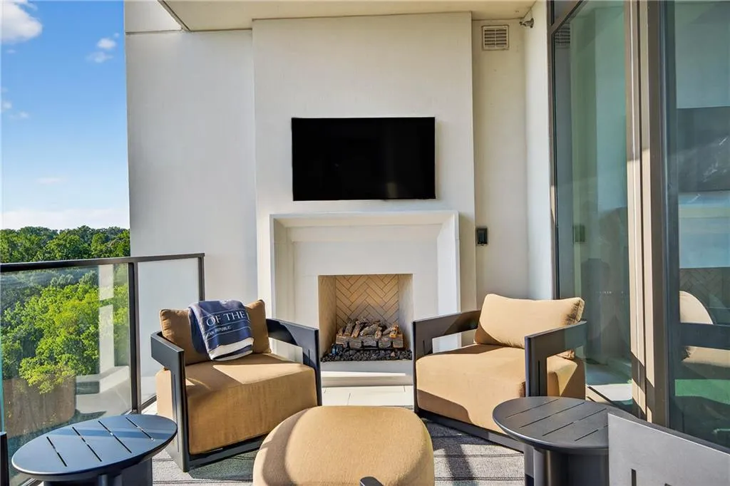 2520 Peachtree Road Nw Unit 903, Atlanta, Georgia 30305, 2 Bedrooms Bedrooms, ,3 BathroomsBathrooms,Residential,For Sale,2520 Peachtree Road Nw Unit 903,7615319