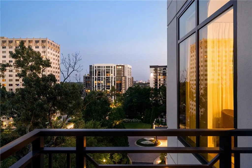 2520 Peachtree Road Nw Unit 903, Atlanta, Georgia 30305, 2 Bedrooms Bedrooms, ,3 BathroomsBathrooms,Residential,For Sale,2520 Peachtree Road Nw Unit 903,7615319