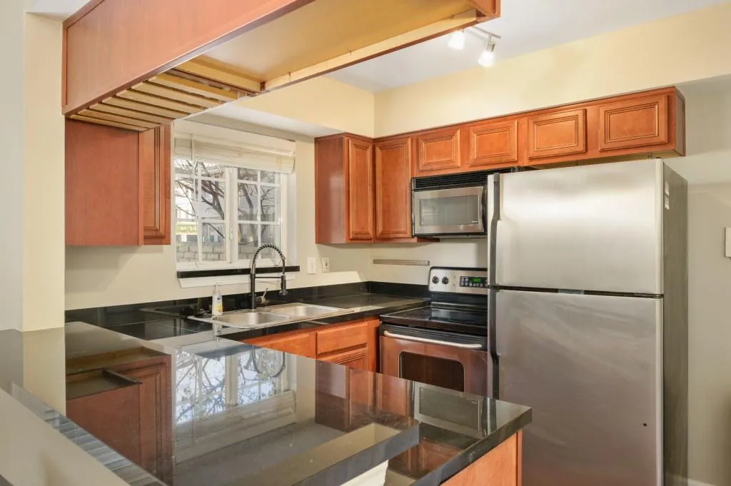 6940 Roswell Road Unit 8e, Sandy Springs, Georgia 30328, 2 Bedrooms Bedrooms, ,1 BathroomBathrooms,Residential,Sold,6940 Roswell Road Unit 8e,6989019