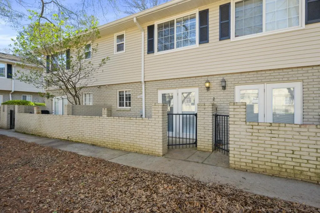 6940 Roswell Road Unit 8e, Sandy Springs, Georgia 30328, 2 Bedrooms Bedrooms, ,1 BathroomBathrooms,Residential,Sold,6940 Roswell Road Unit 8e,6989019