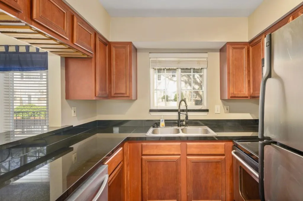 6940 Roswell Road Unit 8e, Sandy Springs, Georgia 30328, 2 Bedrooms Bedrooms, ,1 BathroomBathrooms,Residential,Sold,6940 Roswell Road Unit 8e,6989019