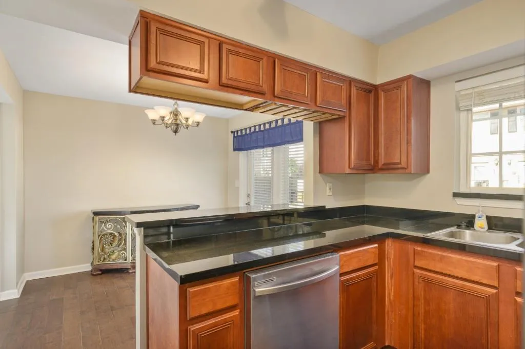 6940 Roswell Road Unit 8e, Sandy Springs, Georgia 30328, 2 Bedrooms Bedrooms, ,1 BathroomBathrooms,Residential,Sold,6940 Roswell Road Unit 8e,6989019