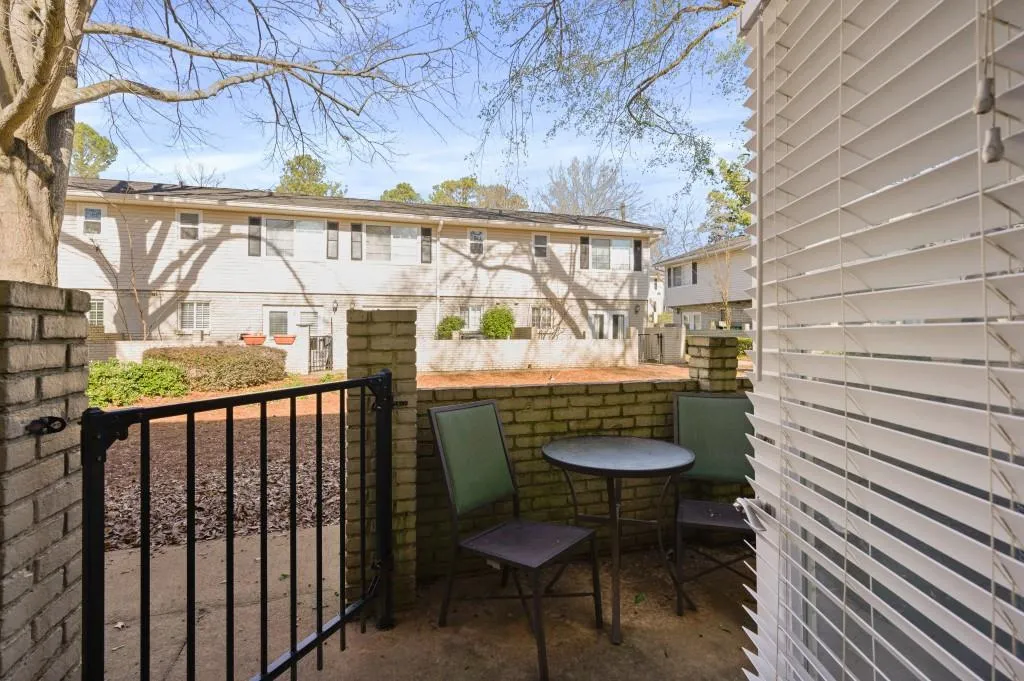 6940 Roswell Road Unit 8e, Sandy Springs, Georgia 30328, 2 Bedrooms Bedrooms, ,1 BathroomBathrooms,Residential,Sold,6940 Roswell Road Unit 8e,6989019