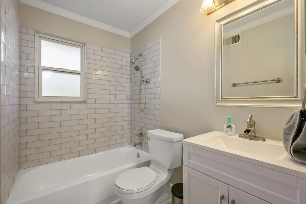 6940 Roswell Road Unit 8e, Sandy Springs, Georgia 30328, 2 Bedrooms Bedrooms, ,1 BathroomBathrooms,Residential,Sold,6940 Roswell Road Unit 8e,6989019