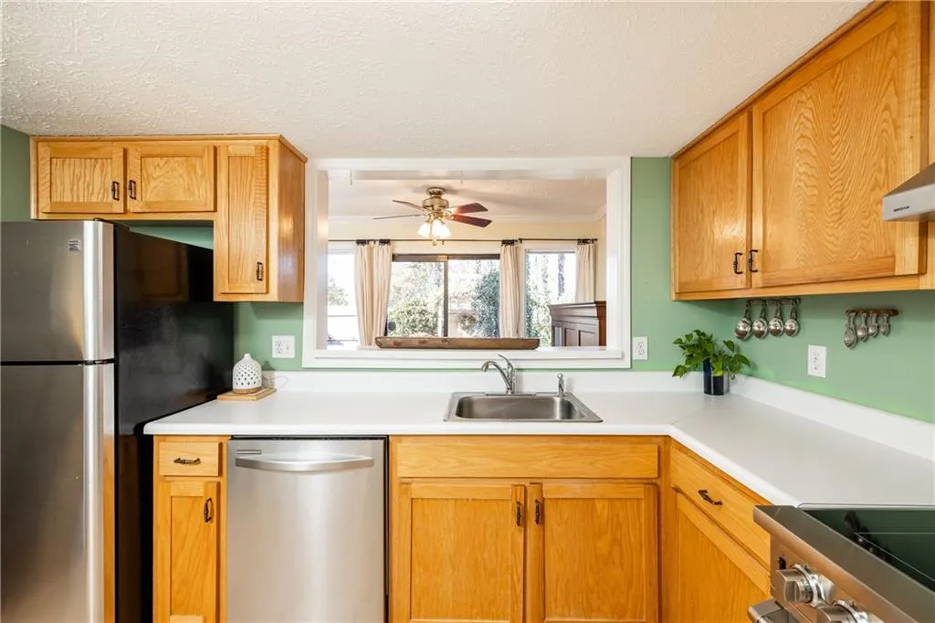 7750 Roswell Road Unit 9g, Sandy Springs, Georgia 30350, 3 Bedrooms Bedrooms, ,2 BathroomsBathrooms,Residential,For Sale,7750 Roswell Road Unit 9g,7699628