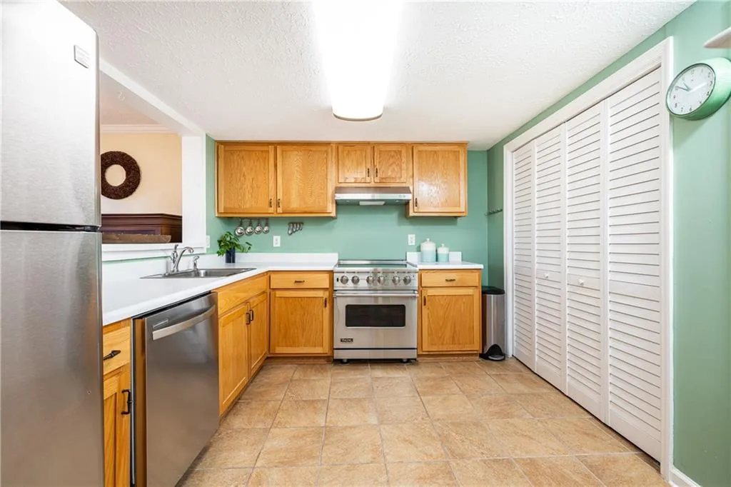 7750 Roswell Road Unit 9g, Sandy Springs, Georgia 30350, 3 Bedrooms Bedrooms, ,2 BathroomsBathrooms,Residential,For Sale,7750 Roswell Road Unit 9g,7699628