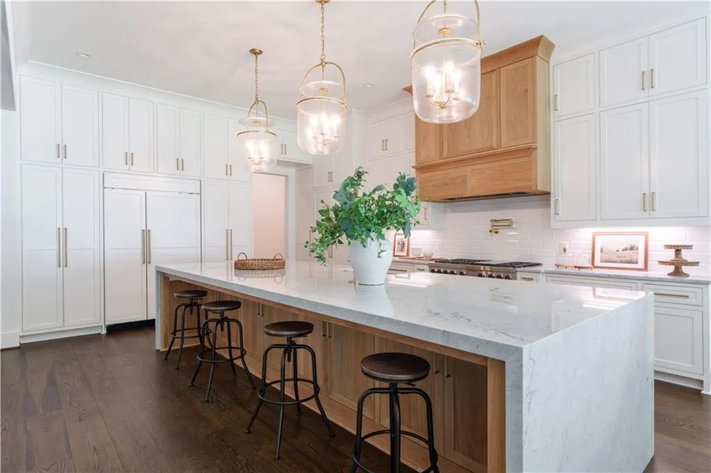 1107 E Beechwood Drive Nw, Atlanta, Georgia 30327, 5 Bedrooms Bedrooms, ,6 BathroomsBathrooms,Residential,For Sale,1107 E Beechwood Drive Nw,7613904