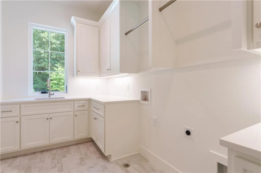 1107 E Beechwood Drive Nw, Atlanta, Georgia 30327, 5 Bedrooms Bedrooms, ,6 BathroomsBathrooms,Residential,For Sale,1107 E Beechwood Drive Nw,7613904