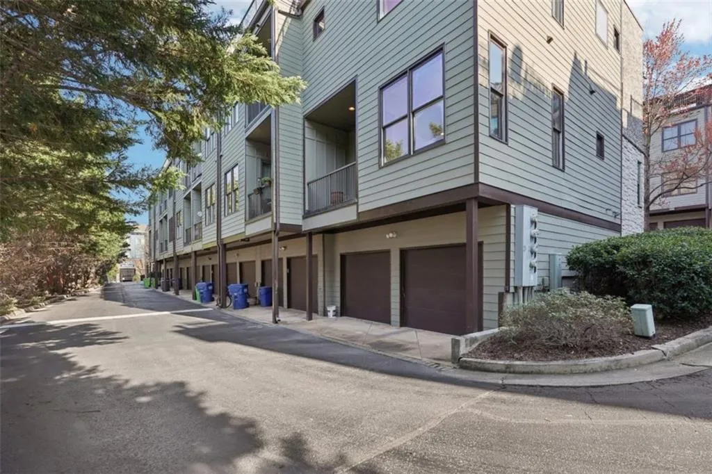 1199 Huff Road Unit 121, Atlanta, Georgia 30318, 3 Bedrooms Bedrooms, ,3 BathroomsBathrooms,Residential,For Sale,1199 Huff Road Unit 121,7541203