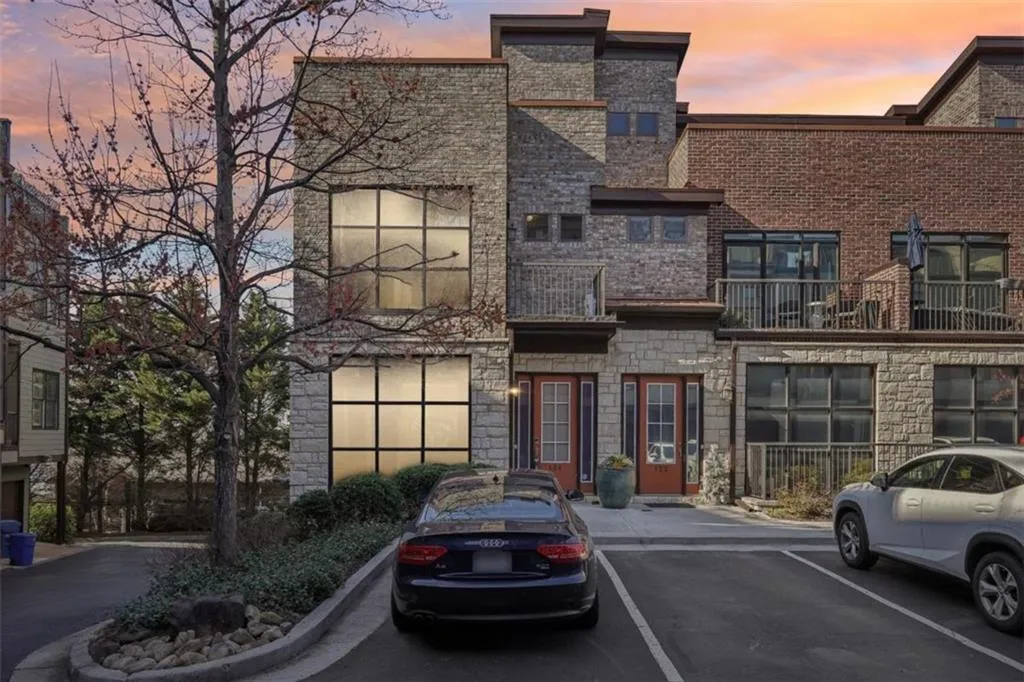 1199 Huff Road Unit 121, Atlanta, Georgia 30318, 3 Bedrooms Bedrooms, ,3 BathroomsBathrooms,Residential,For Sale,1199 Huff Road Unit 121,7541203