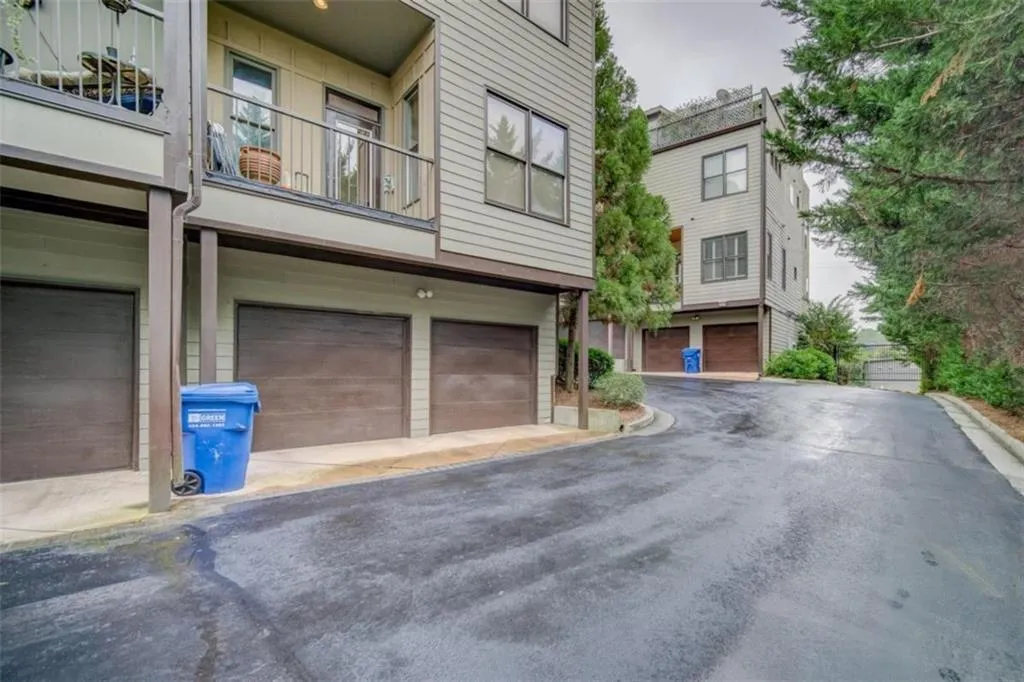 1199 Huff Road Unit 121, Atlanta, Georgia 30318, 3 Bedrooms Bedrooms, ,3 BathroomsBathrooms,Residential,For Sale,1199 Huff Road Unit 121,7541203