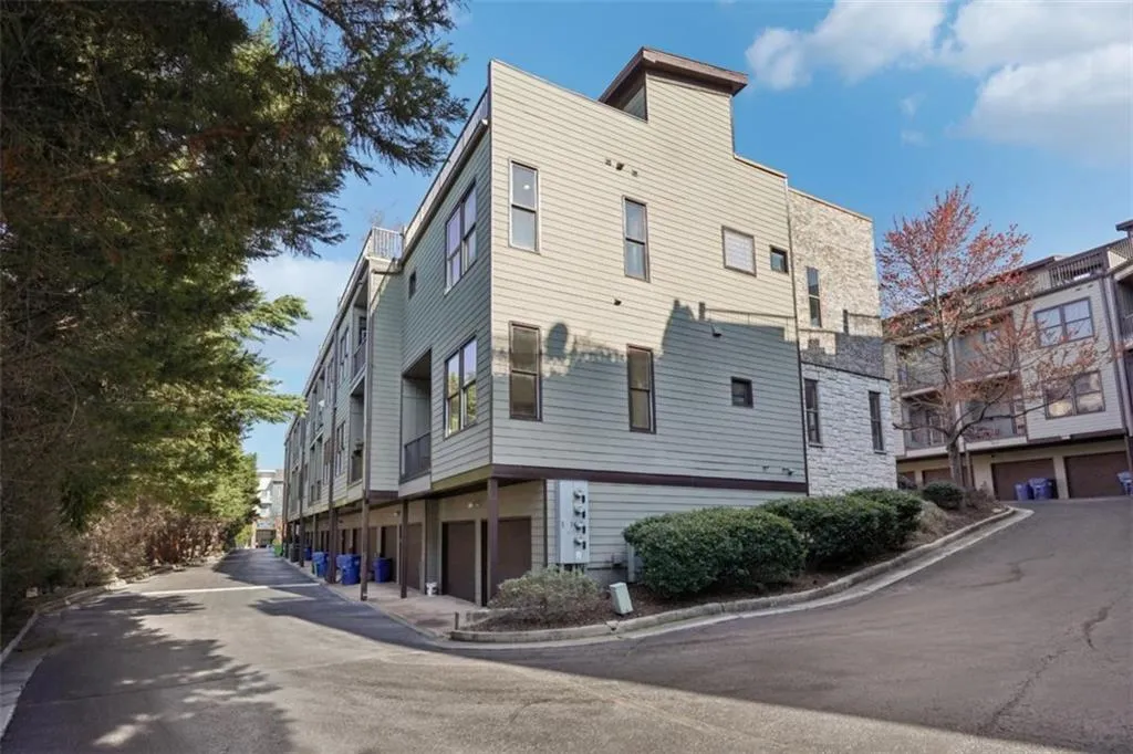 1199 Huff Road Unit 121, Atlanta, Georgia 30318, 3 Bedrooms Bedrooms, ,3 BathroomsBathrooms,Residential,For Sale,1199 Huff Road Unit 121,7541203