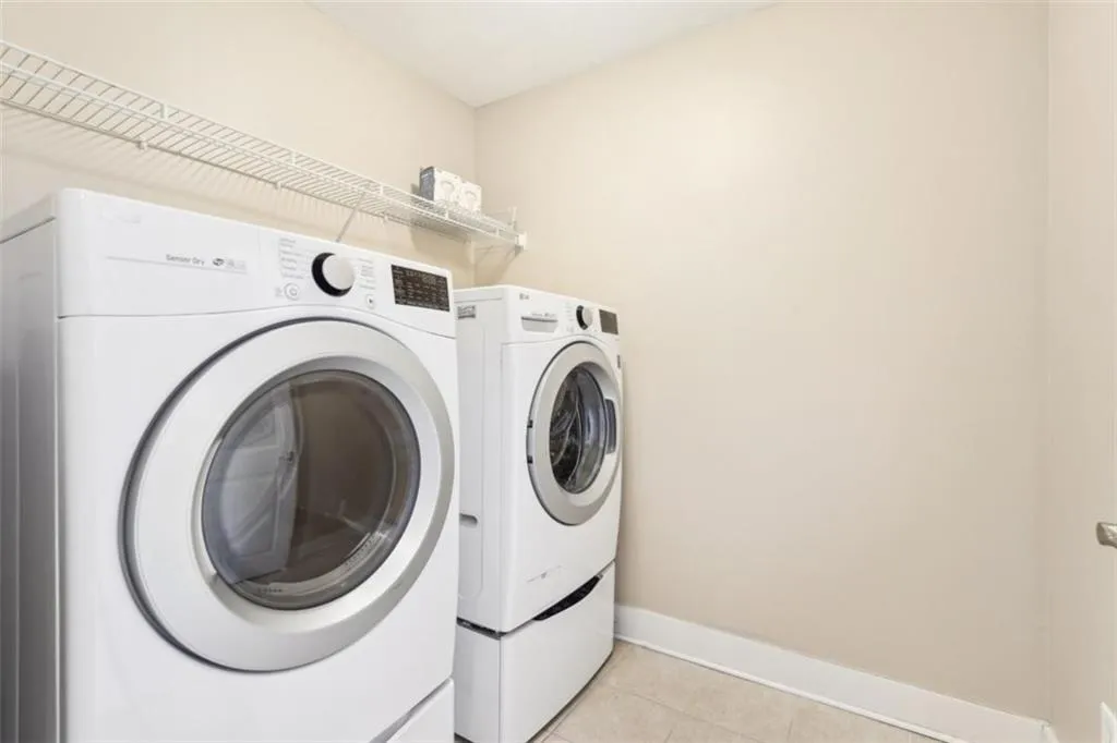 1199 Huff Road Unit 121, Atlanta, Georgia 30318, 3 Bedrooms Bedrooms, ,3 BathroomsBathrooms,Residential,For Sale,1199 Huff Road Unit 121,7541203