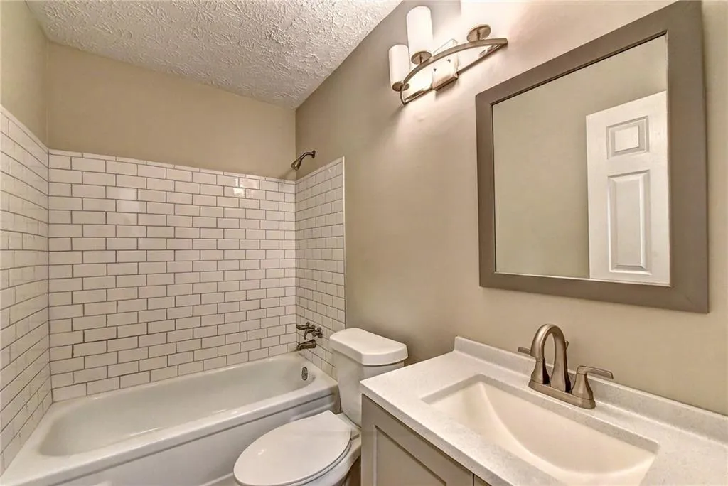 6822 Glenridge Drive Unit J, Sandy Springs, Georgia 30328, 2 Bedrooms Bedrooms, ,2 BathroomsBathrooms,Residential,Sold,6822 Glenridge Drive Unit J,6609389