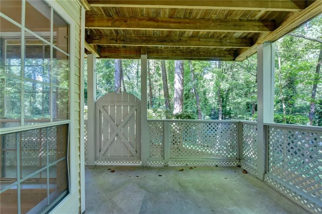 6822 Glenridge Drive Unit J, Sandy Springs, Georgia 30328, 2 Bedrooms Bedrooms, ,2 BathroomsBathrooms,Residential,Sold,6822 Glenridge Drive Unit J,6609389