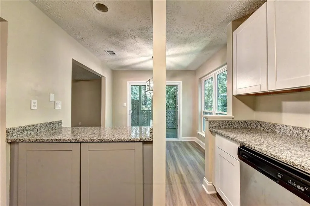 6822 Glenridge Drive Unit J, Sandy Springs, Georgia 30328, 2 Bedrooms Bedrooms, ,2 BathroomsBathrooms,Residential,Sold,6822 Glenridge Drive Unit J,6609389