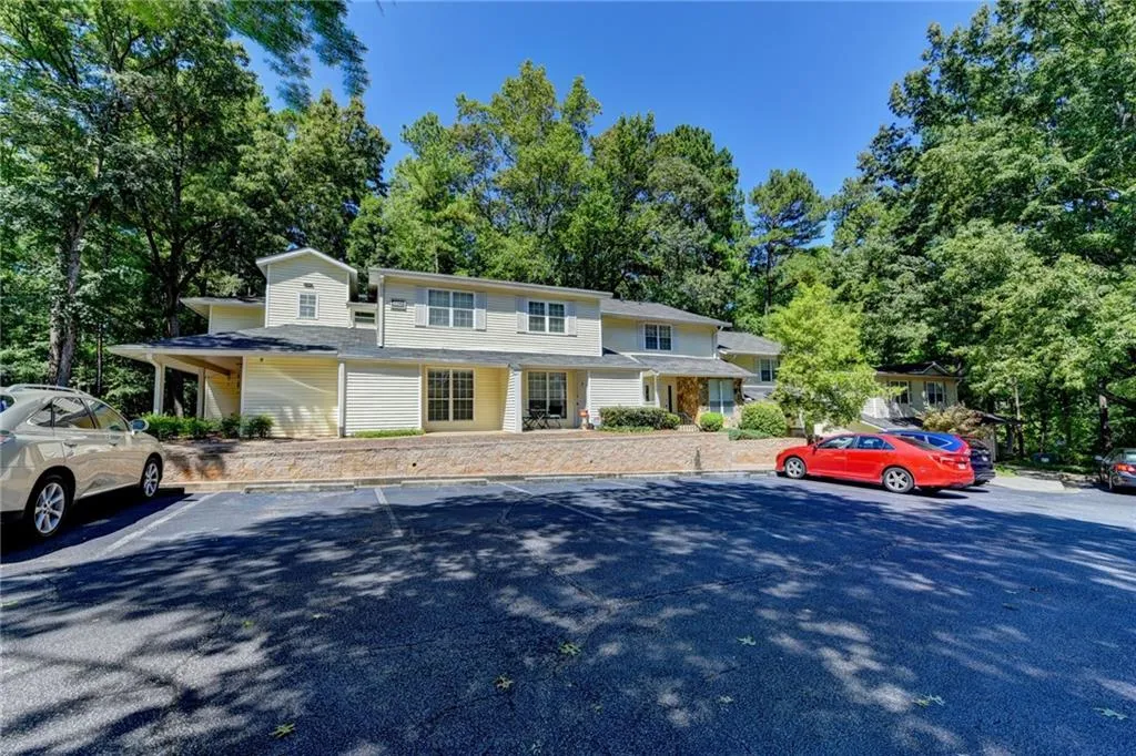 6822 Glenridge Drive Unit J, Sandy Springs, Georgia 30328, 2 Bedrooms Bedrooms, ,2 BathroomsBathrooms,Residential,Sold,6822 Glenridge Drive Unit J,6609389