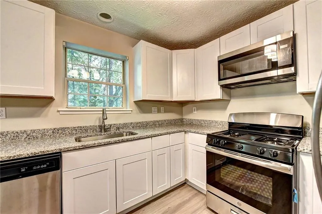 6822 Glenridge Drive Unit J, Sandy Springs, Georgia 30328, 2 Bedrooms Bedrooms, ,2 BathroomsBathrooms,Residential,Sold,6822 Glenridge Drive Unit J,6609389