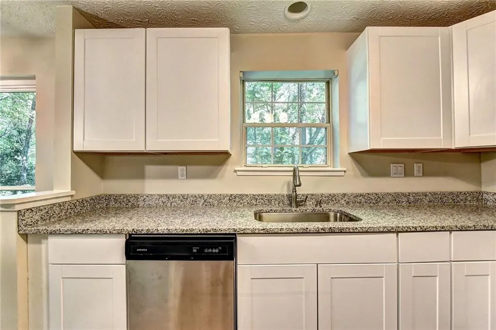 6822 Glenridge Drive Unit J, Sandy Springs, Georgia 30328, 2 Bedrooms Bedrooms, ,2 BathroomsBathrooms,Residential,Sold,6822 Glenridge Drive Unit J,6609389