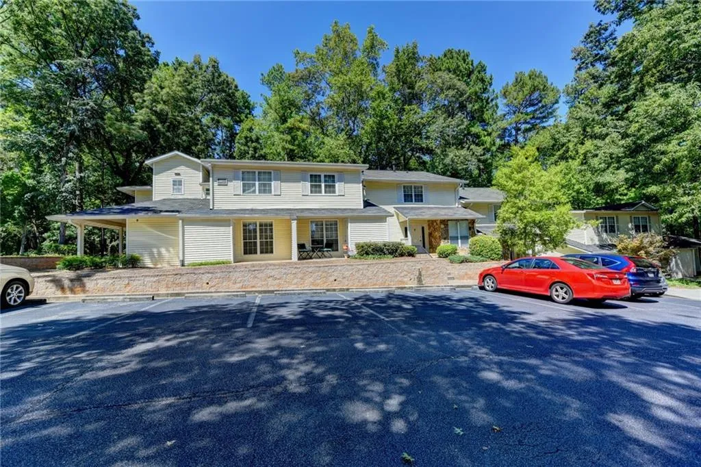 6822 Glenridge Drive Unit J, Sandy Springs, Georgia 30328, 2 Bedrooms Bedrooms, ,2 BathroomsBathrooms,Residential,Sold,6822 Glenridge Drive Unit J,6609389