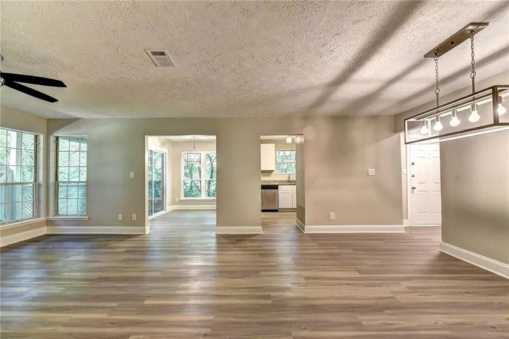 6822 Glenridge Drive Unit J, Sandy Springs, Georgia 30328, 2 Bedrooms Bedrooms, ,2 BathroomsBathrooms,Residential,Sold,6822 Glenridge Drive Unit J,6609389