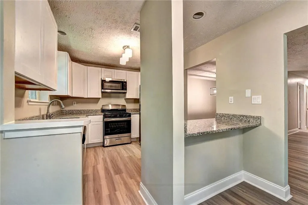 6822 Glenridge Drive Unit J, Sandy Springs, Georgia 30328, 2 Bedrooms Bedrooms, ,2 BathroomsBathrooms,Residential,Sold,6822 Glenridge Drive Unit J,6609389