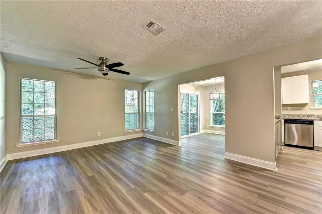 6822 Glenridge Drive Unit J, Sandy Springs, Georgia 30328, 2 Bedrooms Bedrooms, ,2 BathroomsBathrooms,Residential,Sold,6822 Glenridge Drive Unit J,6609389