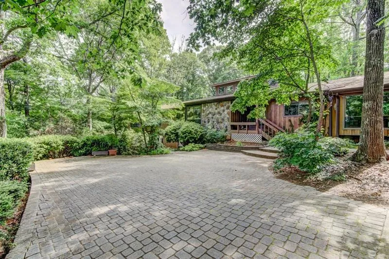 9480 Huntcliff Trace, Sandy Springs, Georgia 30350, 5 Bedrooms Bedrooms, ,4 BathroomsBathrooms,Residential,Sold,9480 Huntcliff Trace,6047683